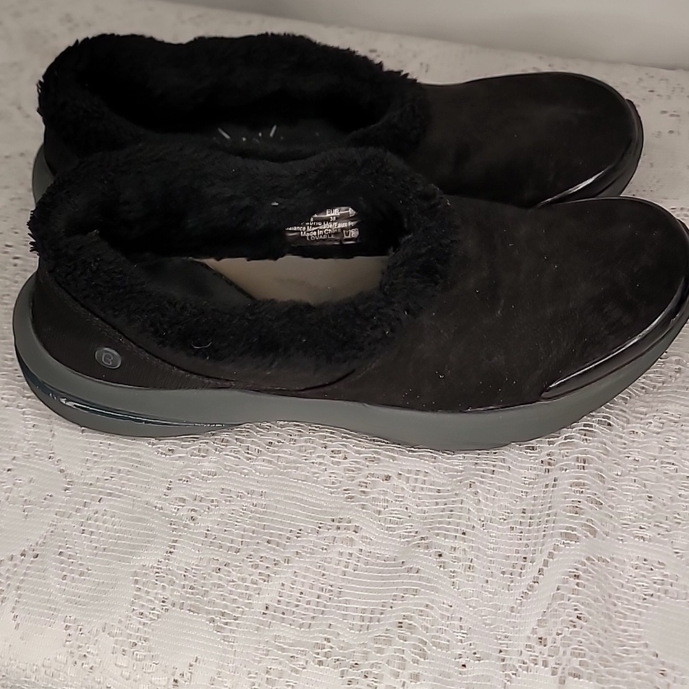 Bzees Lovable black slip on furry sneakers shoes sz 8